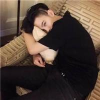 她说她还爱你. 走在热闹的人群中不知
