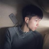 她说她还爱你. 走在热闹的人群中不知