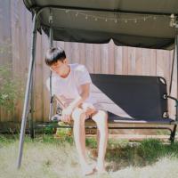 闻讯 听着忧伤的歌，心里全