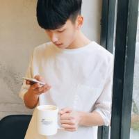 闻讯 听着忧伤的歌，心里全