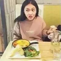 qq头像 你把手伸向她嘲笑我疲