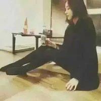 qq头像 你把手伸向她嘲笑我疲