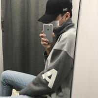 闻讯 她就像是那窗外湖边的