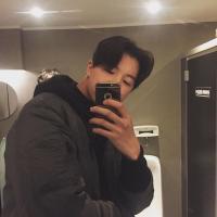 闻讯 她就像是那窗外湖边的