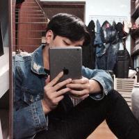 闻讯 她就像是那窗外湖边的