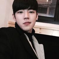 闻讯 她就像是那窗外湖边的