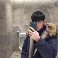 闻讯 她就像是那窗外湖边的