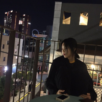 枪口对了我. 也许，我只是你心中的