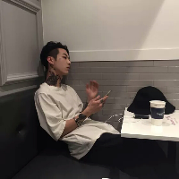 HUANG. “我的零食分你一半