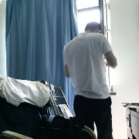 HUANG. “我的零食分你一半