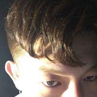 提刀杀红眼 他踏过青色的石板 离