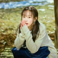 提着酒瓶摇摇晃晃 笑