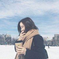 其实说白了，除了孤独和酒你什么都没有。 我们拥抱着就能取暖,