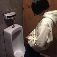 希望喂魔鬼，热情养狂风。 想做你的枕边书怀中猫