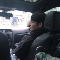 不能一直踮着脚尖爱一个人。 不用为了那些不值得的