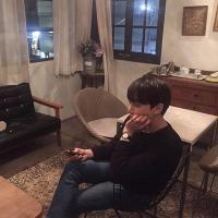 不能一直踮着脚尖爱一个人。 不用为了那些不值得的