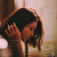 每当眼泪不能留下 因为距离而感到胆怯，
