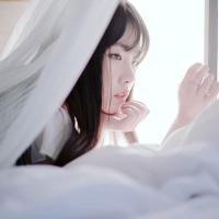 侧颜迷人. 难过什么 这世界又不