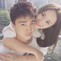 你来迟了 只要看到你和别人很亲