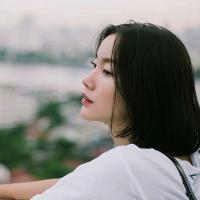 女头. 一个人坐在角落里,我