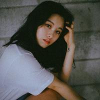 女头. 一个人坐在角落里,我