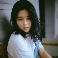 女头. 一个人坐在角落里,我