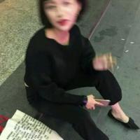 我在广场抽烟 有时候有些人看起来像