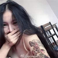 我在广场抽烟 有时候有些人看起来像