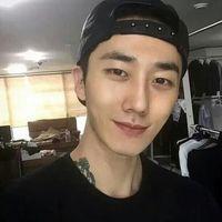 浪久厌孤 把脖子放在围巾里，秋