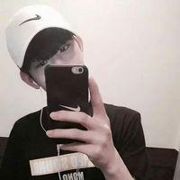 学着万事藏于心不表于情. 灯辉摇曳满都城听着雨