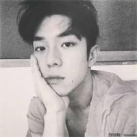 男头吧 抚摸着昔日互诉情话的