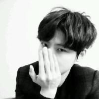 男头吧 抚摸着昔日互诉情话的