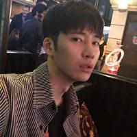 闻讯 一个人身边没有人，就