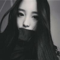 黑白女头 抚摸着昔日互诉情话的