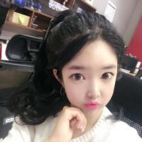他背着她,她问他：我