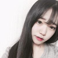他背着她,她问他：我