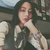 她拿着酒瓶跌跌撞撞地