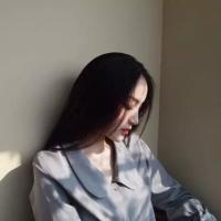 你说我们相见恨晚我说我爱你不够勇敢 那被岁月覆盖的花开，