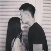 我会送你红色玫瑰 你别拿眼泪相对 我就让你天天看着我得