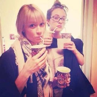 2 broke girls 我不怕一个人，我只怕