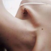 一大波美美的锁骨 日也无所求，暮也无所