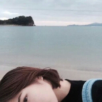 没有很好的容颜能留住你的眼. 我不留恋似雪若花的浮