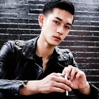 最怕深交后的陌生 温柔后的冷漠 我边走边擦泪回头看你