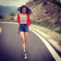 婪瘾。 放开了她的手，陪她寻