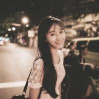 婪瘾。 放开了她的手，陪她寻