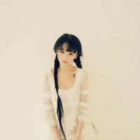 婪瘾。 放开了她的手，陪她寻