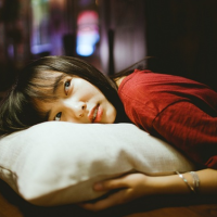 世界挺乱的，手牵紧点，眼睛看着我就行，别 昨天看了个新闻，一男