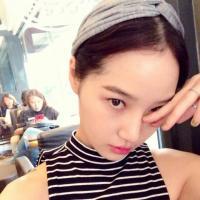 女 回忆里有一条路，始终