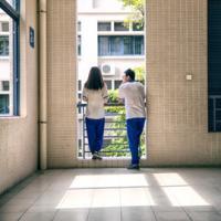 拥抱和外套都属于你 你敷衍的借口总是那么
