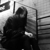 女孩の 花丛路人扰清梦，道是